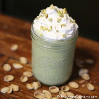 Fluffy, dreamy pistachio smoothies!